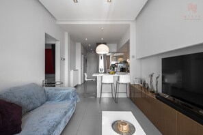 Huoneisto, 2 makuuhuonetta, parveke, merinäköala | Oleskelualue | Televisio