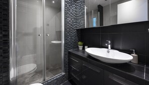 Departamento, 2 habitaciones, balcón, vista al mar | Baño | Regadera tipo lluvia, toallas, jabón, shampoo 