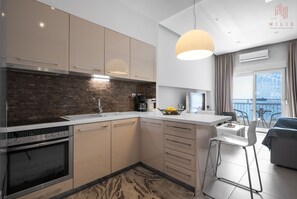 apartman, 2 hálószobával, erkély, kilátással a tengerre | Privát konyha | Hűtőszekrény, sütő, kávé-/teafőző és elektromos vízforraló