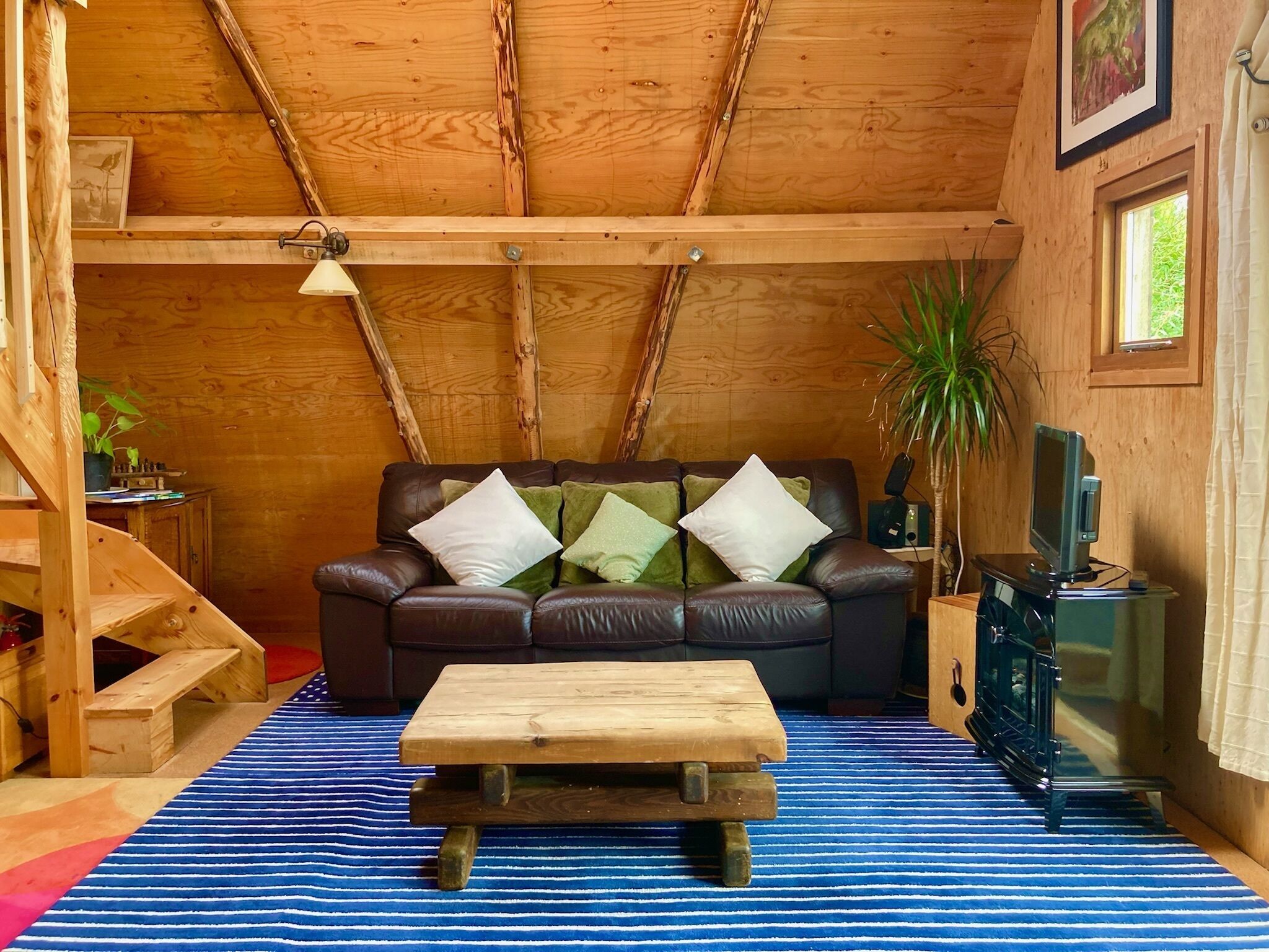 Creative Art cottage in unique timber Studio