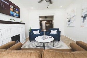 Smart TV, stereo - ARI by the Sea ✭ Minutes to Beach ✭ Large Backyard ✭ King Bed (Galveston)