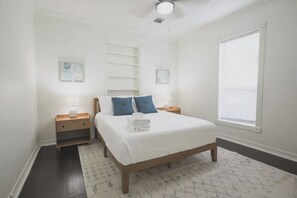 3 bedrooms, desk, iron/ironing board, free WiFi - ARI by the Sea ✭ Minutes to Beach ✭ Large Backyard ✭ King Bed (Galveston)