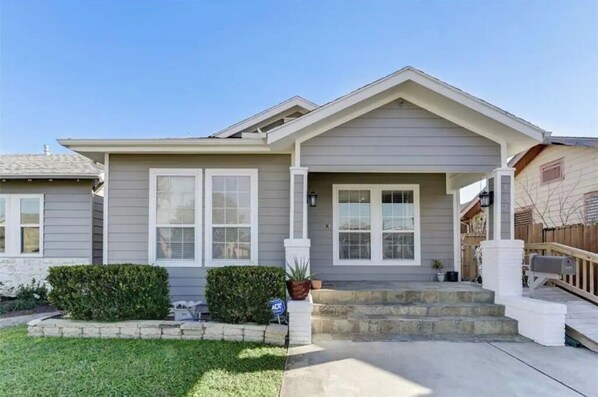 Exterior - ARI by the Sea ✭ Minutes to Beach ✭ Large Backyard ✭ King Bed (Galveston)