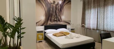 Dalia | 1 habitación, decoración personalizada, muebles diferentes y escritorio