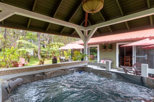 Lovely, Spacious Villa with HotTub, Outdoor Dining, Fire Pit