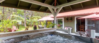 Lovely, Spacious Villa with HotTub, Outdoor Dining, Fire Pit