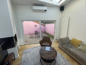 Smart TV, computer monitors