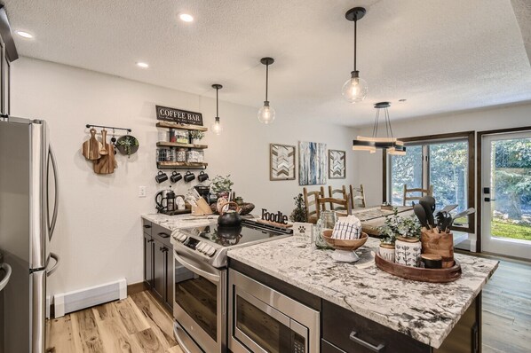 Refrigerador, microondas, horno y parrilla de estufa 