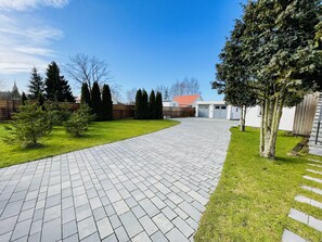 Property grounds - Baltic Sea vacation apartment with garden near Kolberg - Cozy & close to the beach (Grzybowo)