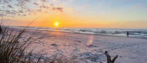 Nära stranden och solstolar