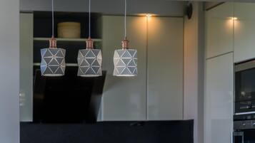 Cafetière/bouilloire, réfrigérateur, micro-ondes, four