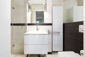 Shower, hair dryer, towels, shampoo - Comfortable Apartment | Pool Access and Balcony (Poznań)