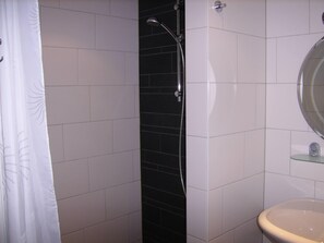Een douche, een haardroger, handdoeken, zeep