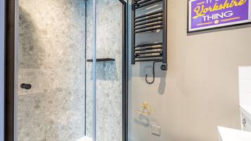 Dusche, Haartrockner, Handtücher