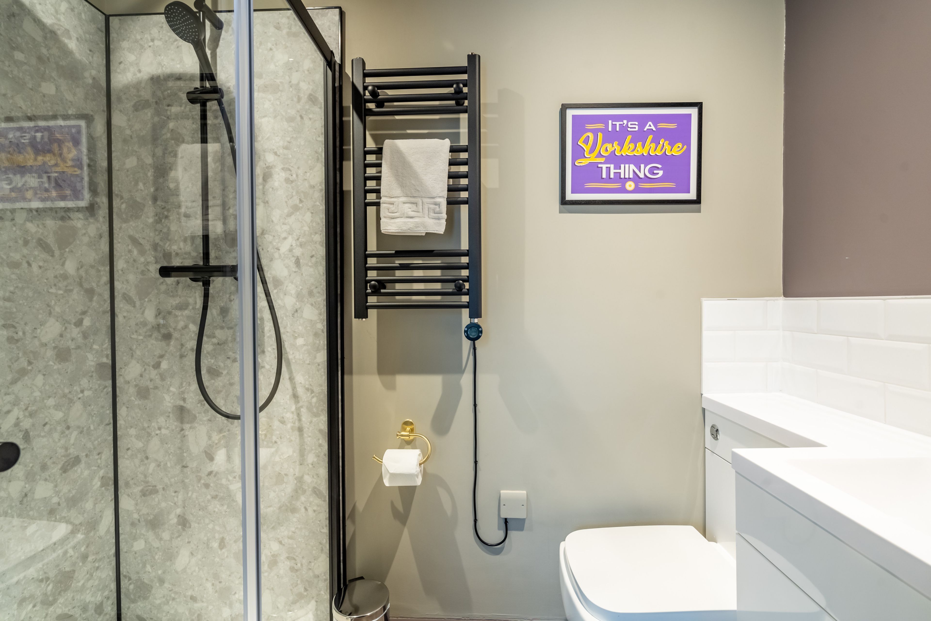 Dusj, hårføner og håndklær