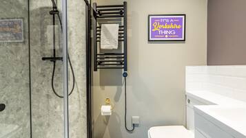 Dusj, hårføner og håndklær