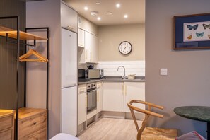 Køleskab, mikrobølgeovn, ovn, kogeplade