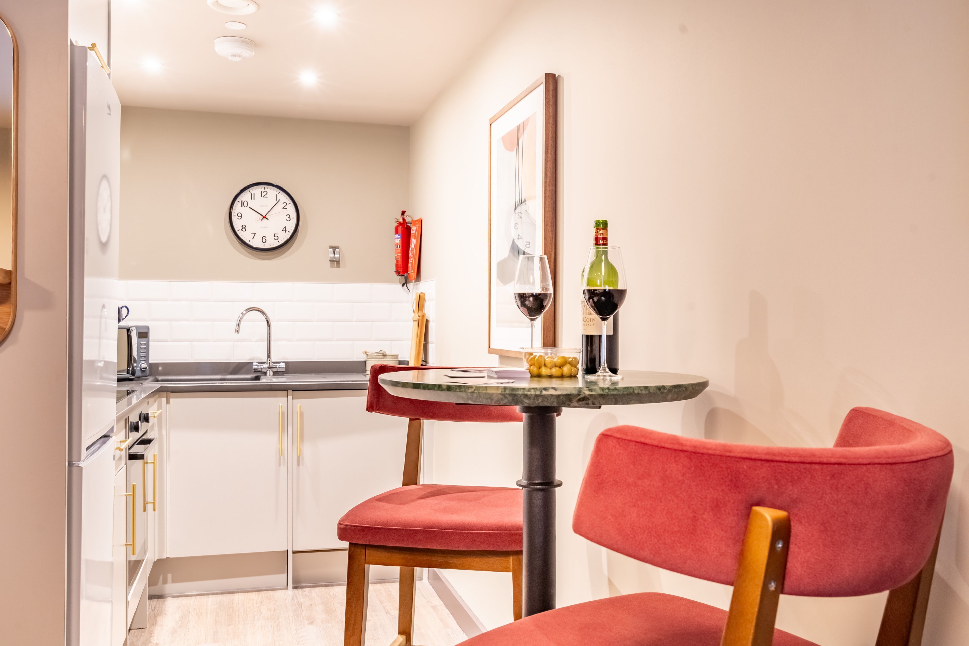 Kylskåp, mikrovågsugn, ugn och spishäll