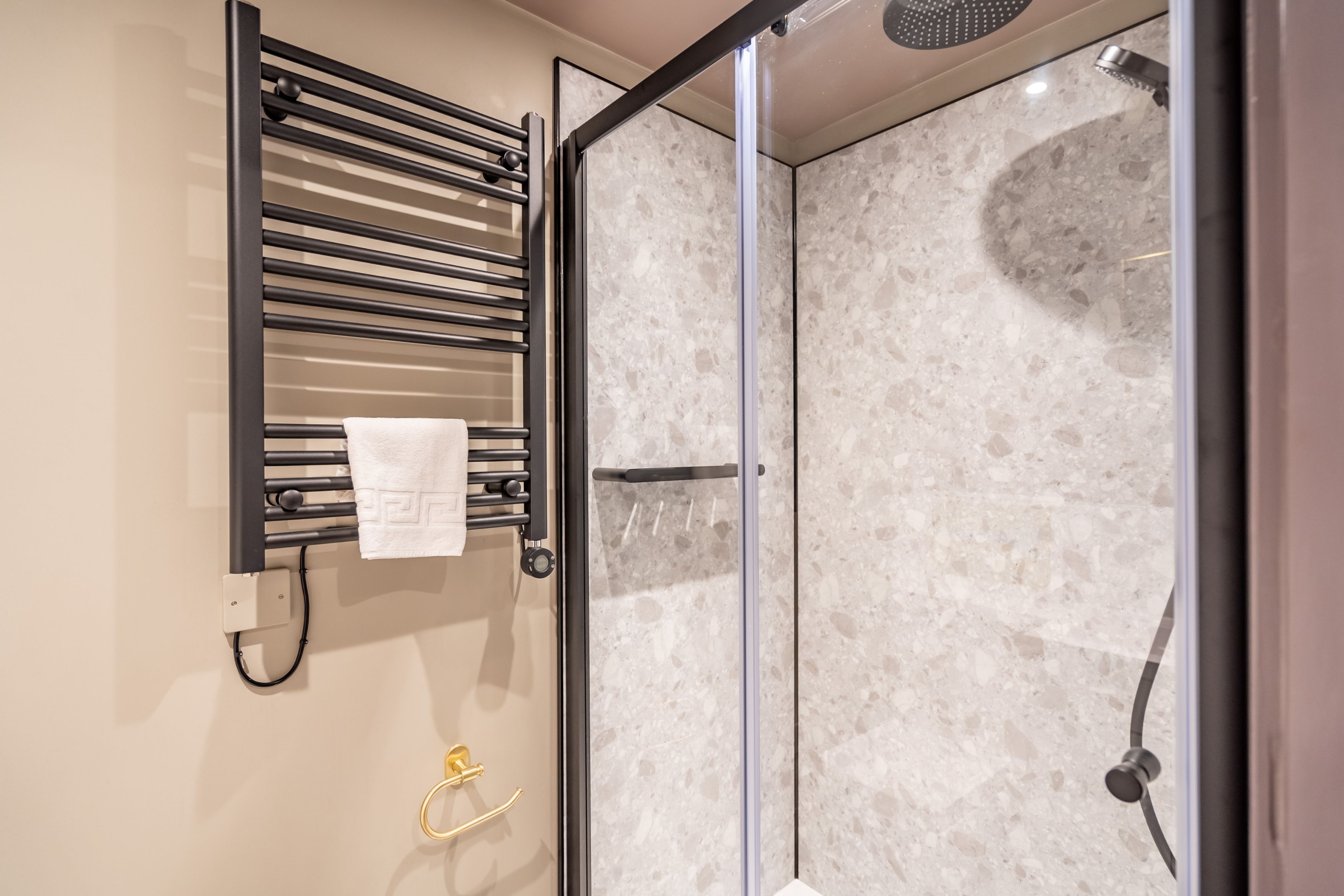 Dusch, hårtork och handdukar