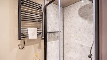 Dusch, hårtork och handdukar