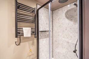 Bruser, hårtørrer, håndklæder