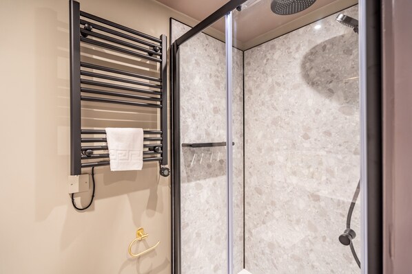 Shower, hair dryer, towels