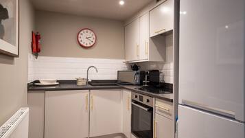 Kylskåp, mikrovågsugn, ugn och spishäll