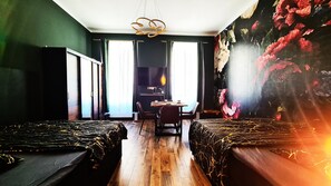 디자인 스튜디오 스위트 | 각각 다른 스타일의 인테리어, 각각 다르게 가구 비치, 노트북 작업 공간, 암막 커튼