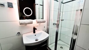 Studiosvit Design | Badrum | Dusch, hårtork, handdukar och tvål