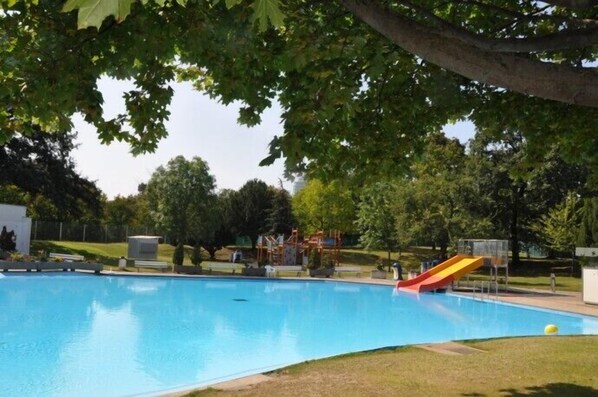 Design-Studiosuite | Blick auf den Garten