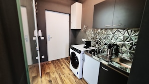 Design-Studiosuite | Eigene Küche | Kühlschrank, Mikrowelle, Herdplatte, Espressomaschine