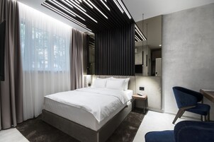 Quarto casal, 1 cama Queen | Roupas de cama premium, frigobar, cofres nos quartos