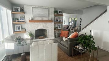 TV connectée, lecteur de DVD, livres