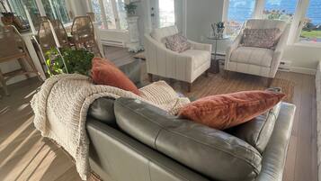 TV connectée, lecteur de DVD, livres