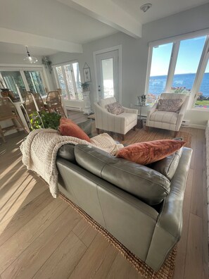 Téléviseur connecté, lecteur de DVD, livres