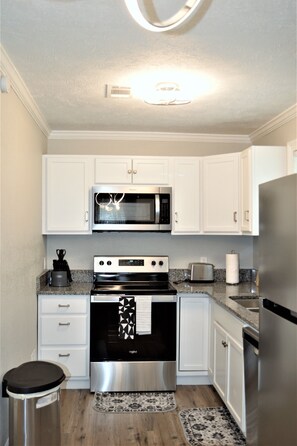 冷蔵庫、電子レンジ、オーブン、コンロ