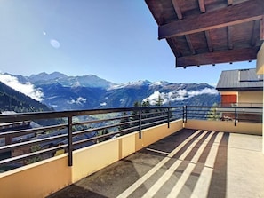 Property grounds - Studio *** - 6th floor - close to the centre, shops and bus stop - sunny balcony with very nice view (Verbier)