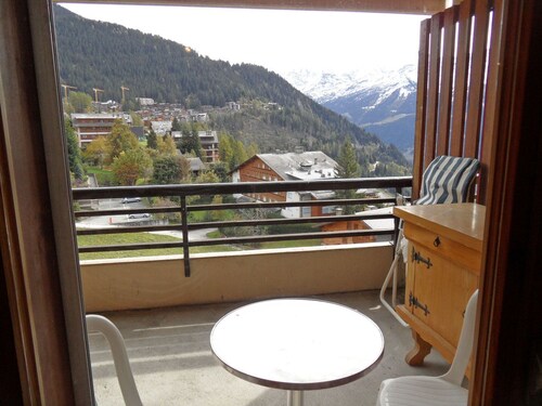 Studio *** - 6th floor - close to the centre, shops and bus stop - sunny balcony with very nice view