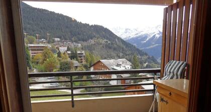 Studio *** - 6th floor - close to the centre, shops and bus stop - sunny balcony with very nice view