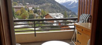 Studio *** - 6th floor - close to the centre, shops and bus stop - sunny balcony with very nice view