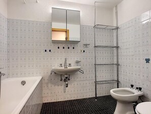 Bathroom - Studio *** - 6th floor - close to the centre, shops and bus stop - sunny balcony with very nice view (Verbier)