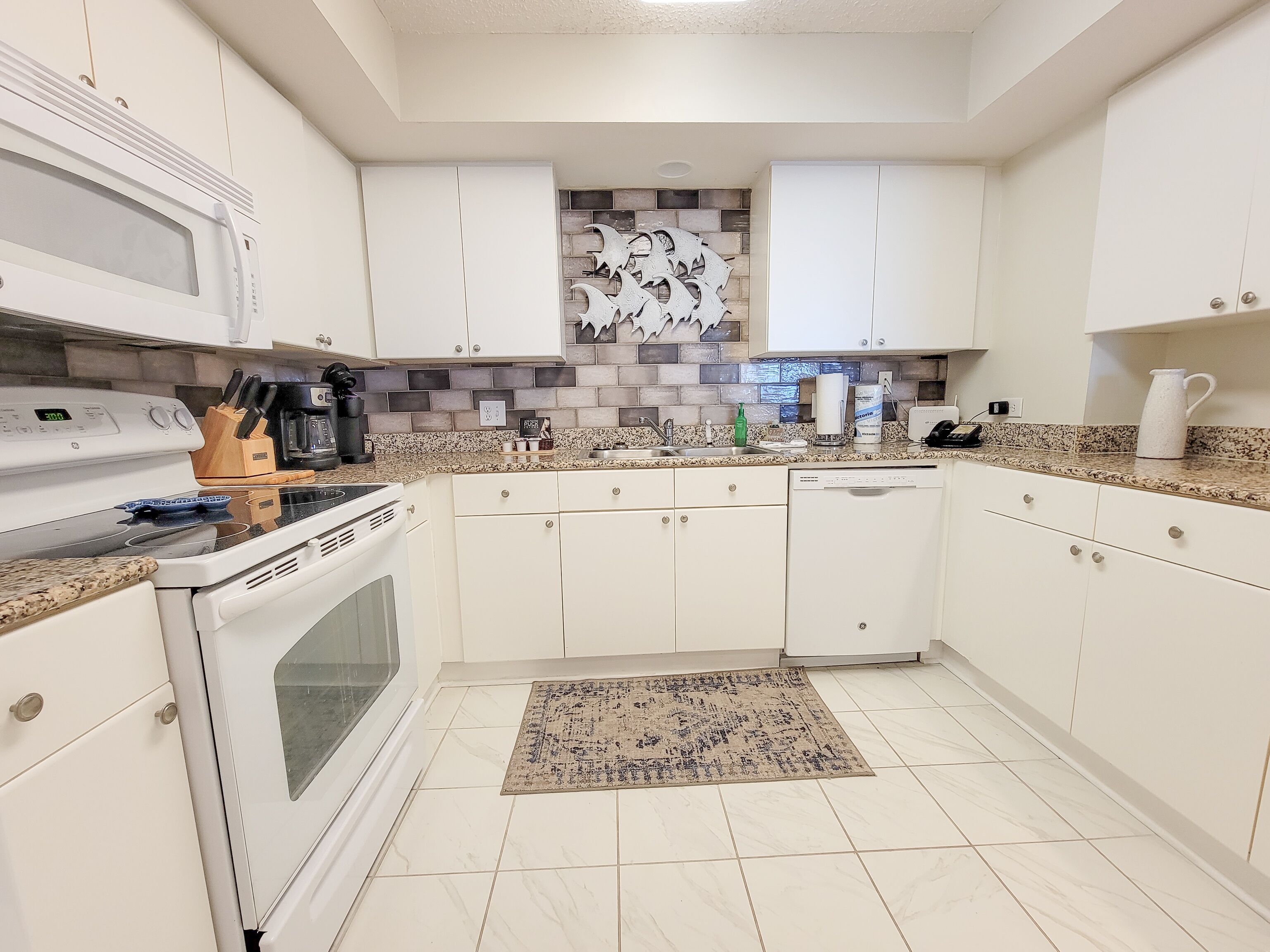 Huge 3 bedroom, 3 bath condo in the lovely Brighton building!