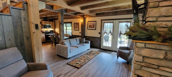 Fernseher, Kamin, DVD-Player, Stereoanlage