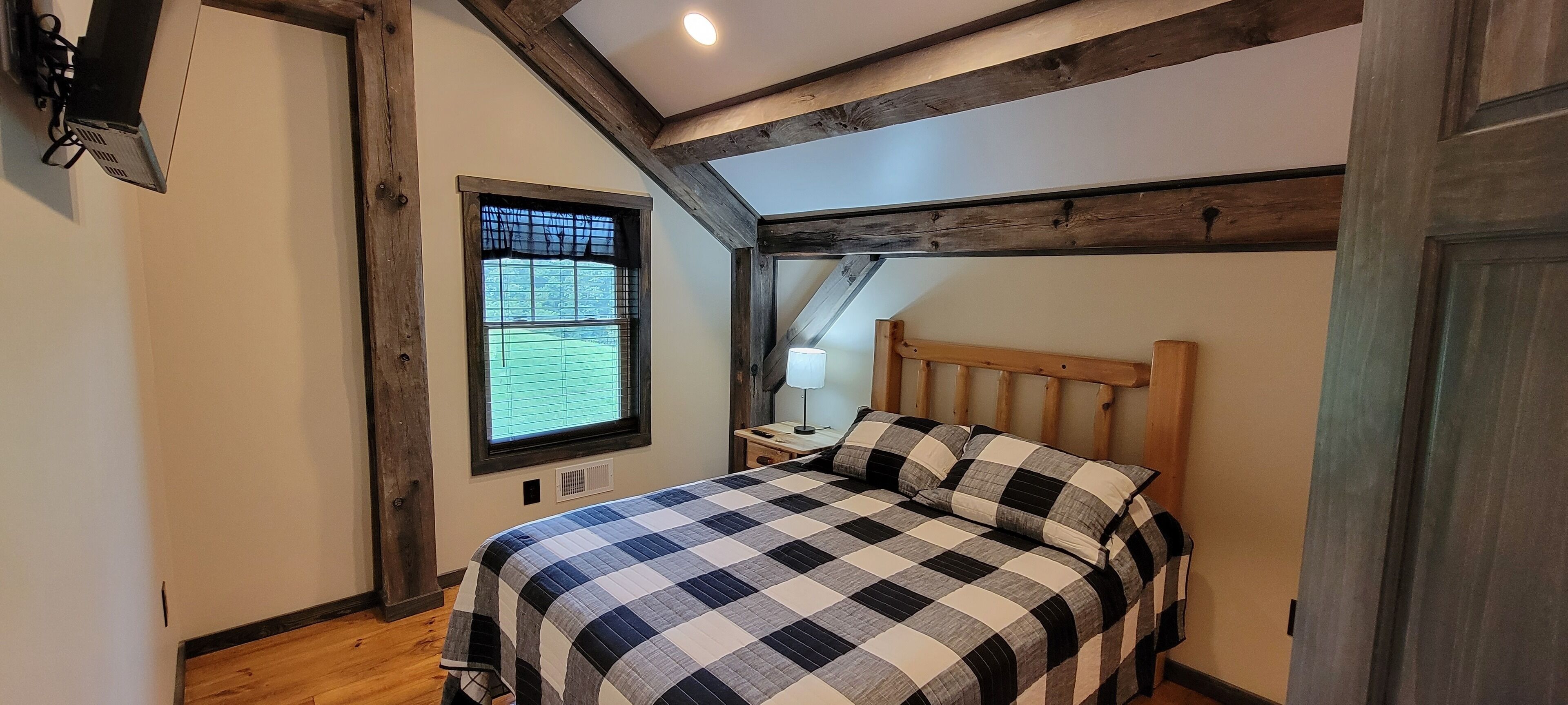 2 bedrooms, iron/ironing board, internet, bed sheets