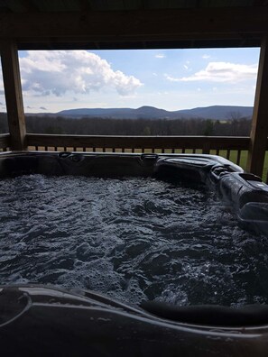 Outdoor spa tub - All About The View - Mountain Retreat with Stunning Vviews (Ohiopyle)
