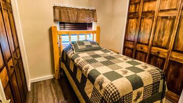 2 habitaciones, tabla de planchar con plancha, internet y ropa de cama