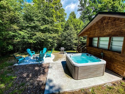 A Perfect Hideaway - Peaceful Mountain Retreat w/ Hot Tub