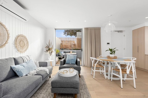 🛋️ Bright open-plan living and dining space with cozy seating