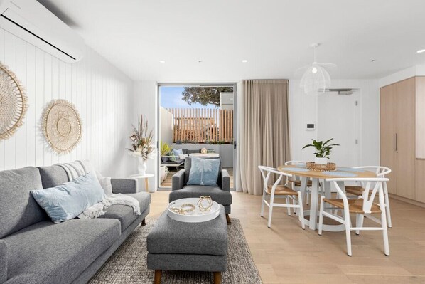 Smart TV, stereo - Terrace LUXE- 100m to shops, 2 KING beds, Parking (Ocean Grove)