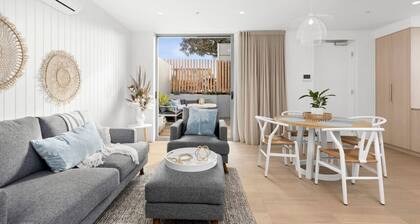 Terrace LUXE- 100m to shops, 2 KING beds, Parking